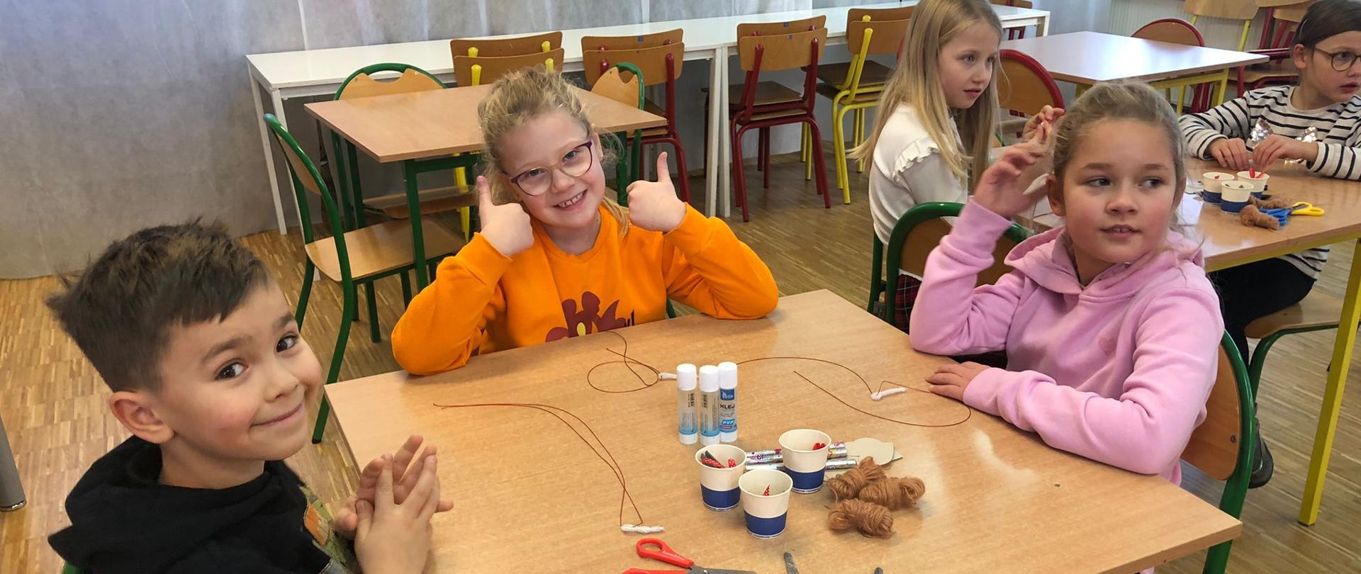 2b wykonuje ozdoby bożonarodzeniowe