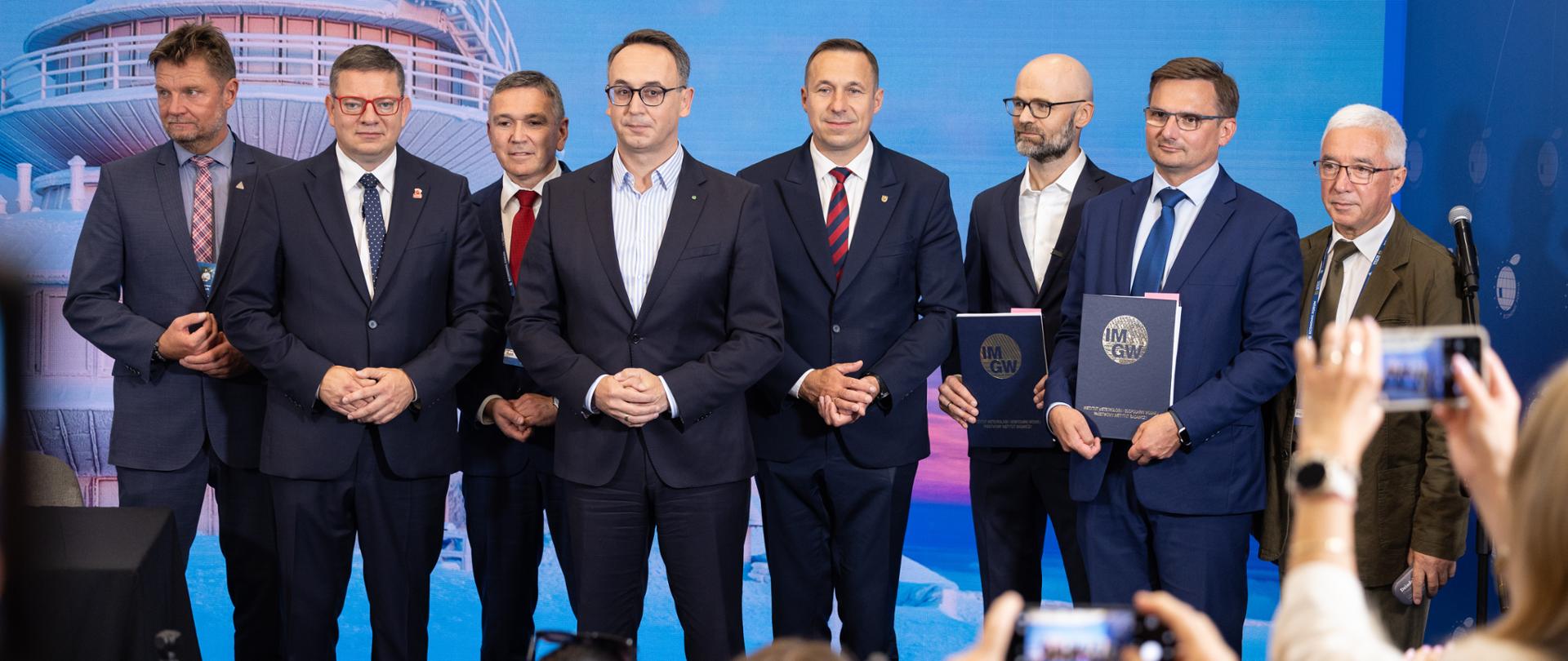  konferencja prasowa z udziałem ministra infrastruktury Dariusza Klimczaka oraz wiceministra infrastruktury Przemysława Koperskiego w związku z podpisaniem umowy na przebudowę Wysokogórskiego Obserwatorium Meteorologicznego na Śnieżce.