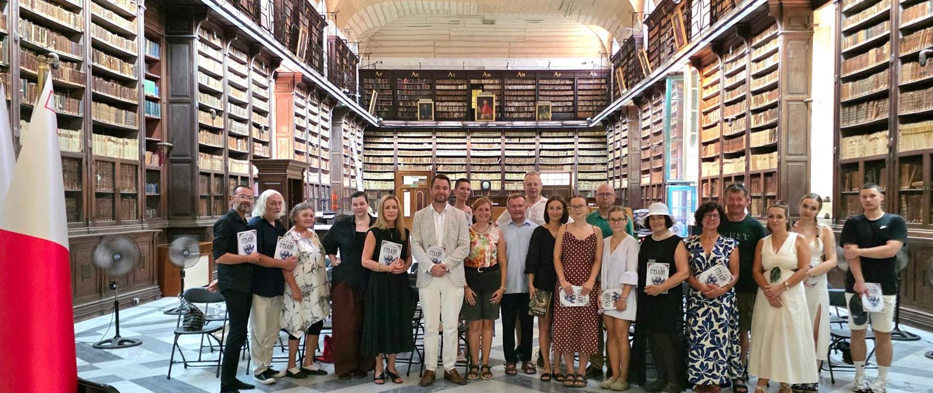 Zdjęcie grupowe wszystkich uczestników Narodowego Czytania w Bibliotece Narodowej Malty.
