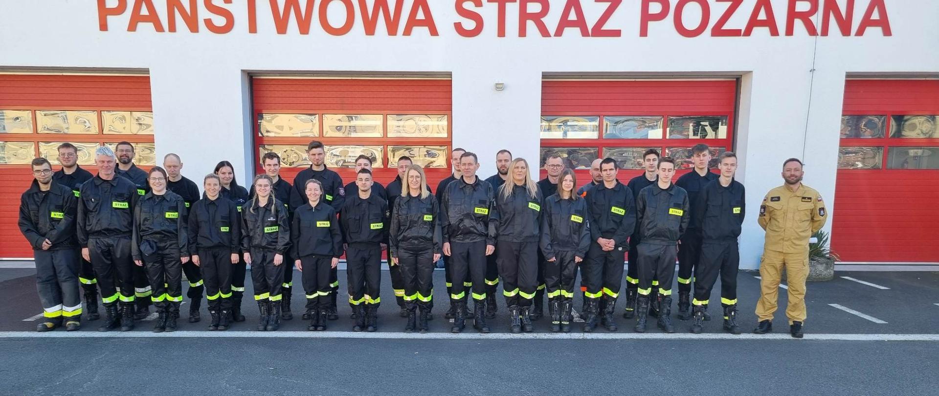 Dnia 22 kwietnia 2023 r. w Komendzie Powiatowej PSP w Obornikach odbyło się zakończenie Szkolenia podstawowego strażaka ratownika Ochotniczych Straży Pożarnych z terenu powiatu obornickiego.