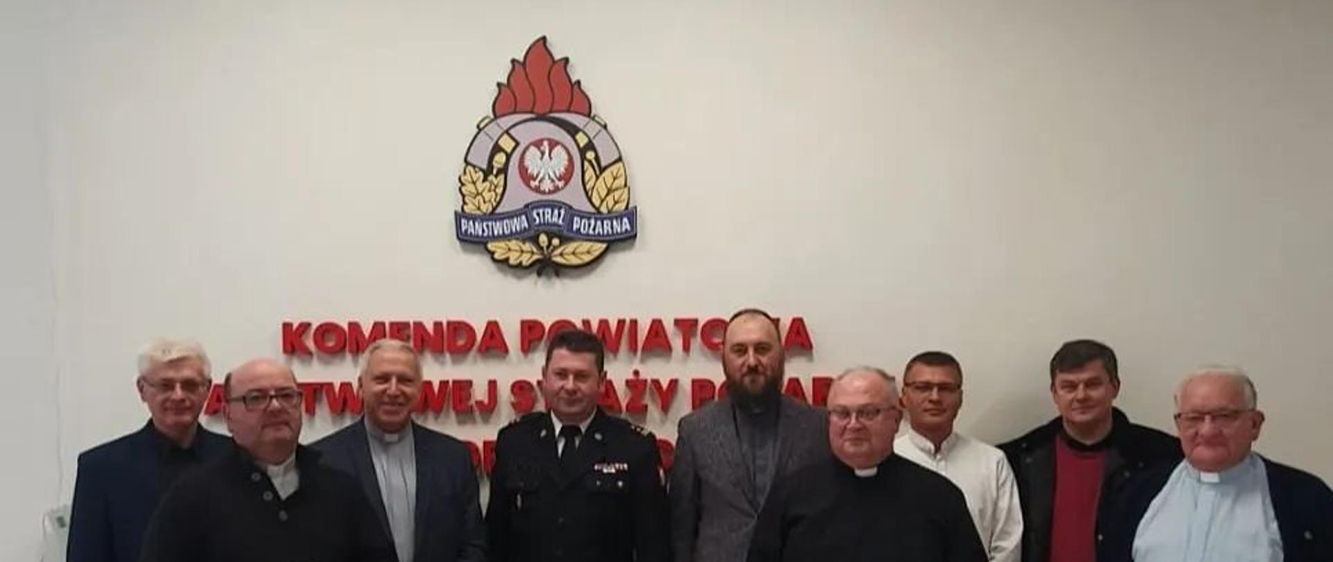 Na zdjęciu Komendant Powiatowy PSP w Gryficach wraz z księżmi z parafii powiatu gryfickiego
