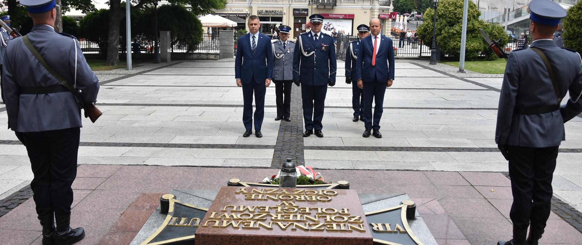 Kwiaty na płycie Grobu Nieznanego Żołnierza przed kościołem garnizonowym pw. św. Stanisława złożyli Wojewoda Mazowiecki Konstanty Radziwiłł, Wicewojewoda Mazowiecki Artur Standowicz i Komendant Wojewódzki Policji zs. w Radomiu insp. Michał Ledzion.