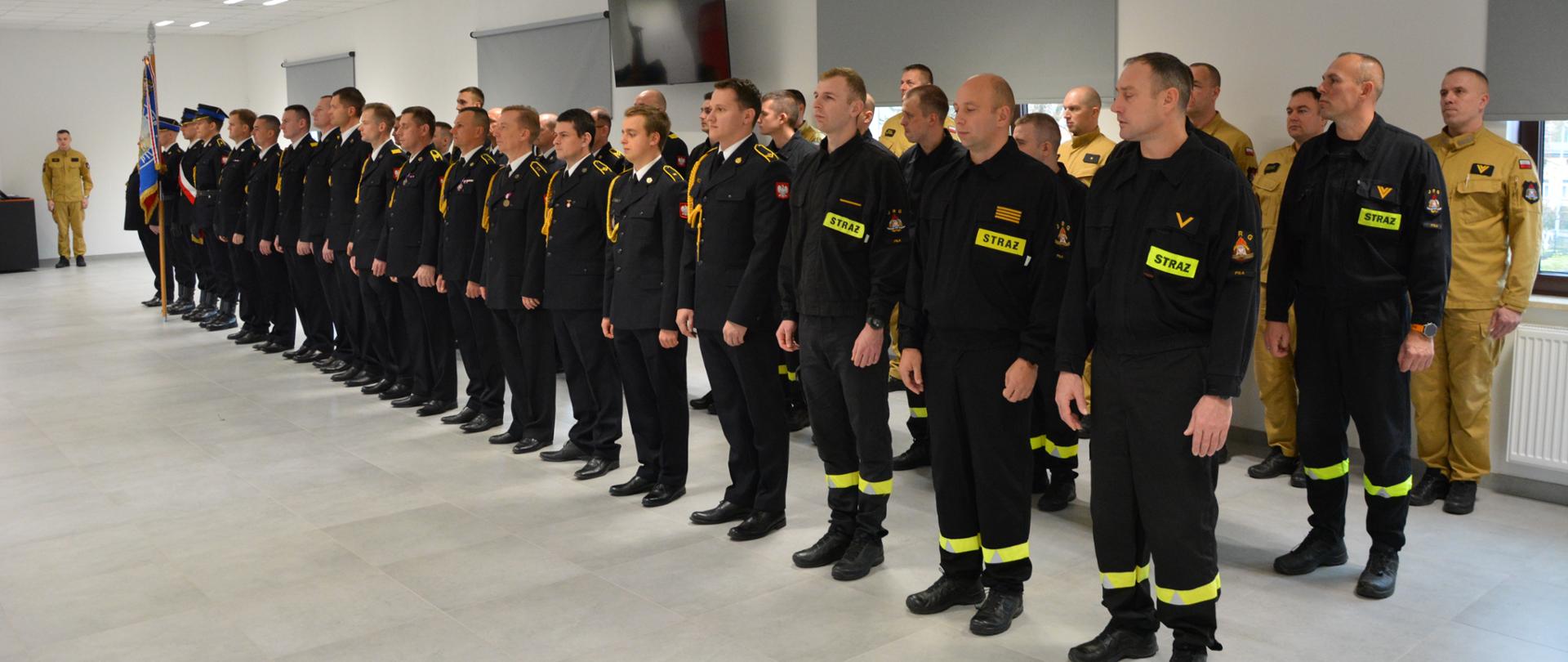 Na zdjęciu widać strażaków w trakcie obchodów święta niepodległości. 