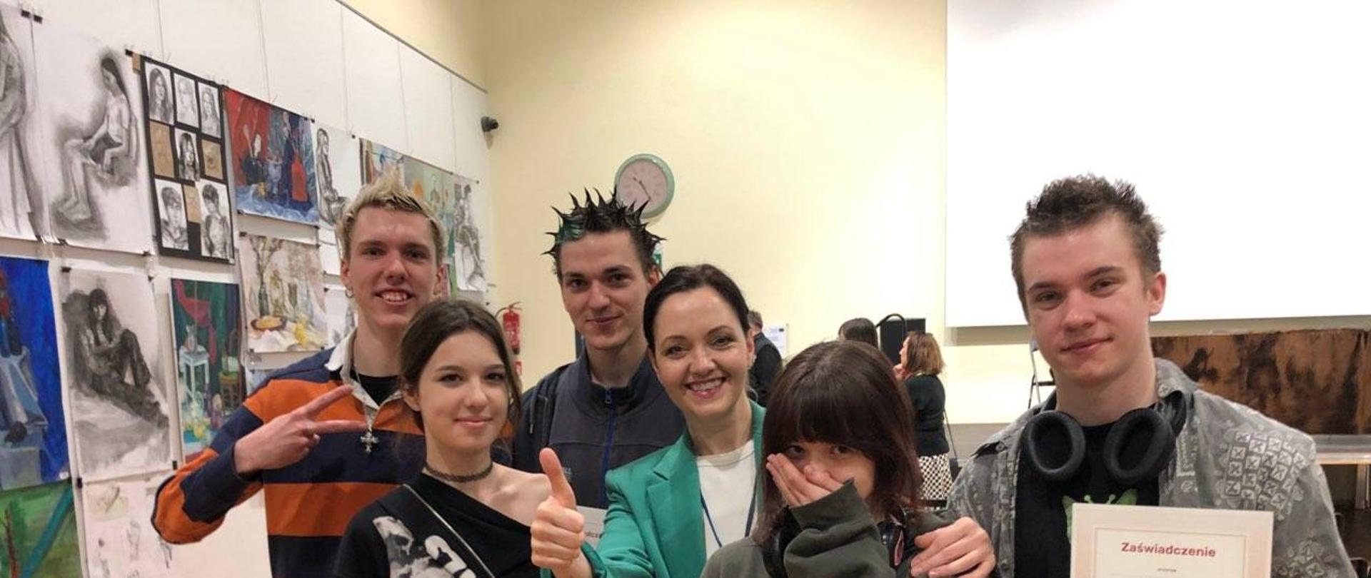 Antek Olszewski, Hania Szabłowska, Michał Pawłowski, Michalina Skiba oraz Sebastian Zieliński z wizytator Centrum Edukacji Artystycznej w Warszawie- Urszulą Januszewską