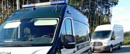 Na pierwszym planie (od lewej): oznakowany furgon mazowieckiej Inspekcji Transportu Drogowego. Za radiowozem ITD stoi zatrzymany do kontroli pojazd dostawczy.