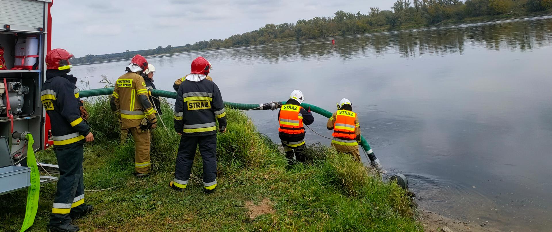 strażacy PSP i OSP podczas ćwiczeń 