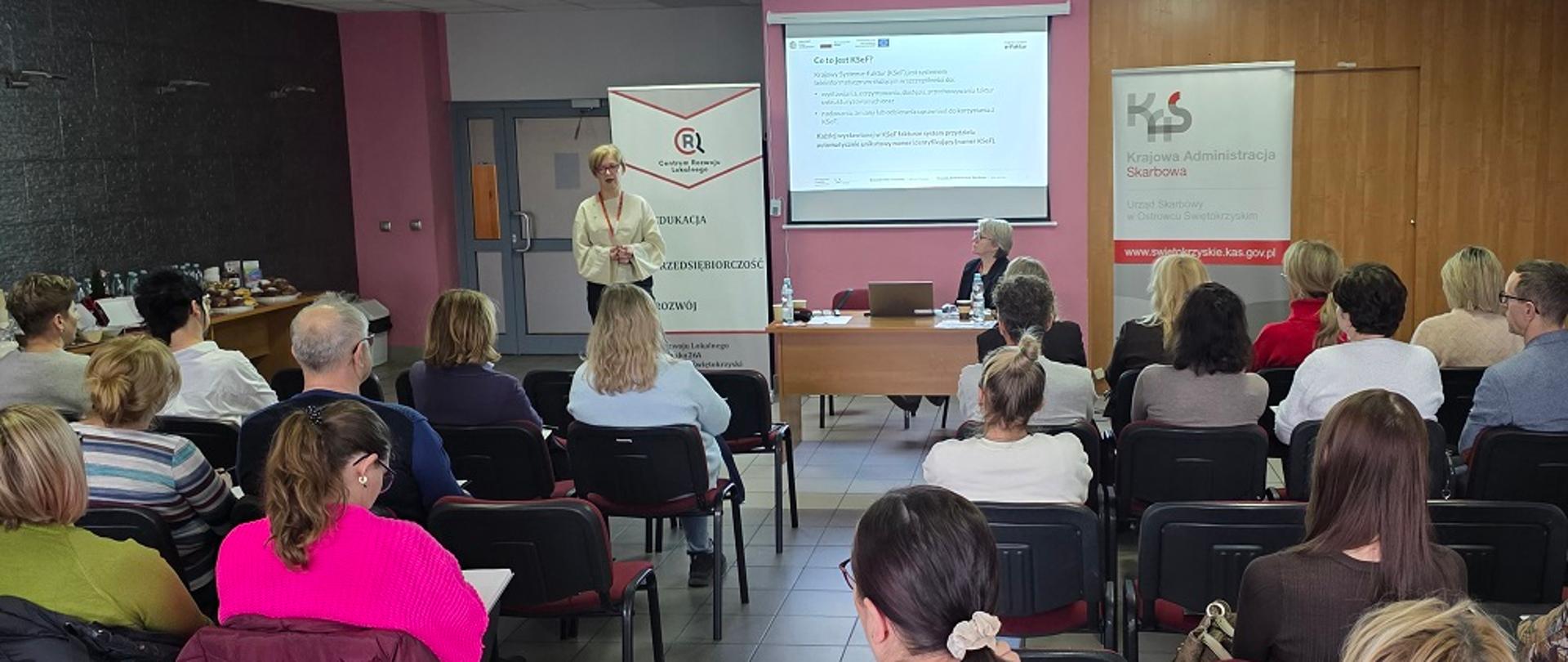 Grupa ludzi na sali podczas szkolenia