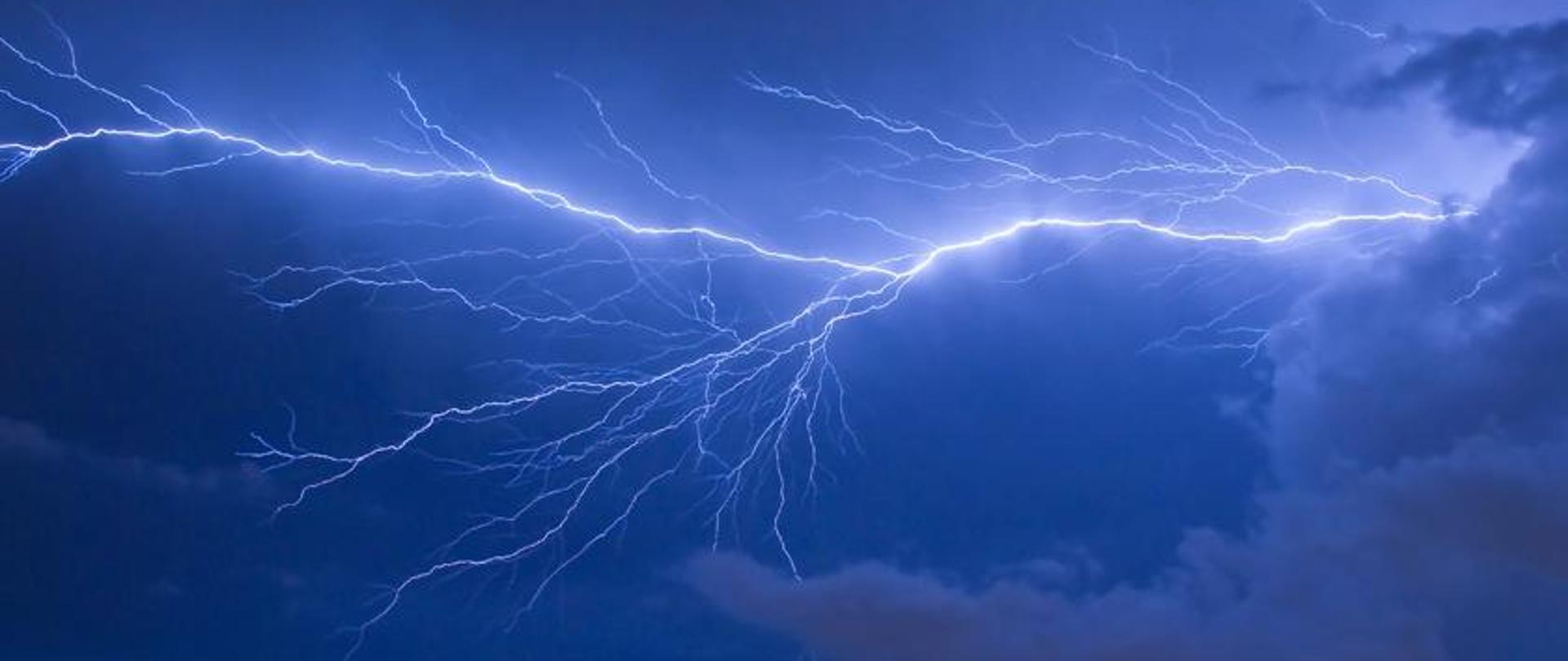 Na zdjęciu widoczna jest błyskawica.