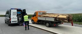 Miejsce kontroli pojazdu dostawczego z ładunkiem zrzyn tartacznych, zatrzymanego przez patrol opolskiej Inspekcji Transportu Drogowego.