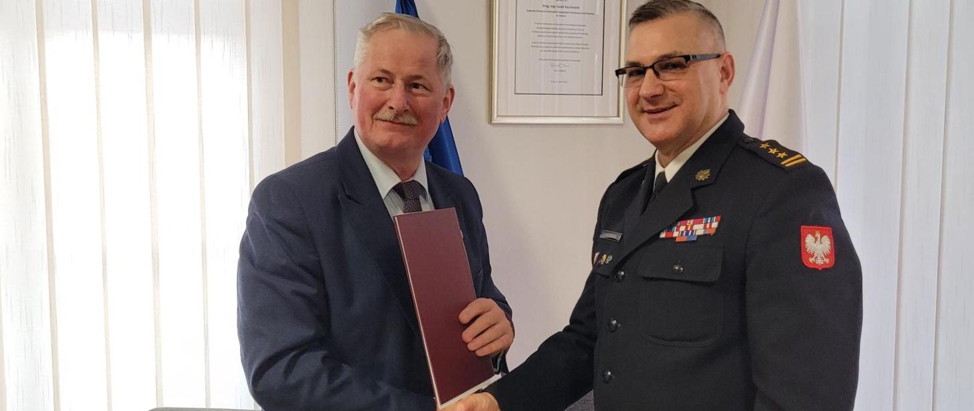 Na zdjęciu po lewej stronie Burmistrz Nowego Czesław Woliński podczas spotkania z Kujawsko Pomorskim Komendantem Wojewódzkim Państwowej Straży Pożarnej w Toruniu starszym brygadierem Jackiem Kaczmarkiem w sprawie przekazania środków dla Komendy Powiatowej Państwowej Straży Pożarnej w Świeciu 