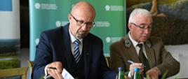 Podpisanie umowy w siedzibie NFOŚiGW. Na zdjęciu od lewej: Robert Gajda – zastępca prezesa zarządu NFOŚiGW, Andrzej Raj – dyrektor Karkonoskiego Parku Narodowego.
