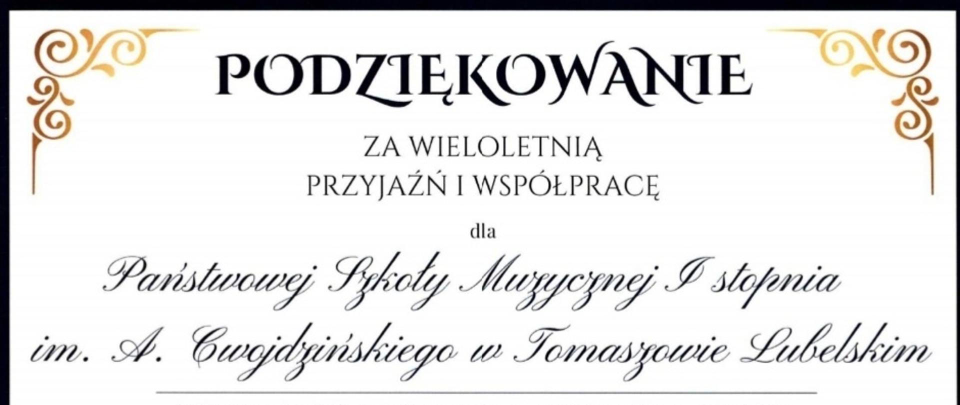 połączone dwie kartki na dwóch prostokątach, pierwsza na białym tle z czarną ramką, posiada złotawe ozdobne wzory kaligraficzne w rogach, czarne napisy z treścią w formie podziękowania za przyjaźń i współpracę, na dole mała ikonka 60-lecia Tomaszowskiego Domu Kultury, herb miasta Tomaszowa Lubelskiego oraz po bokach podpisy władz, druga kartka na białym tle z czarną ramką, posiada złotawe ozdobne wzory kaligraficzne w rogach, czarne napisy z treścią upamiętniającą dzień 16 stycznia 2025 roku oraz ikonkę 60-lecia Tomaszowskiego Domu Kultury