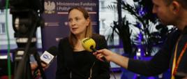 Na zdjęciu minister funduszy i polityki regionalnej Katarzyna Pełczyńska-Nałęcz odpowiada na pytania dziennikarzy