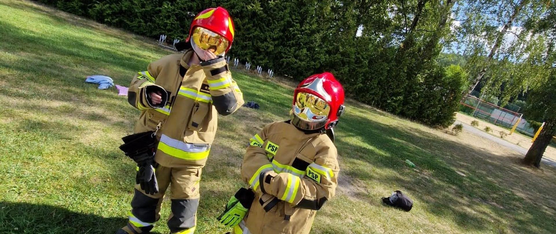 Na zdjęciu znajdują się dzieci w ubraniach specjalnych. 