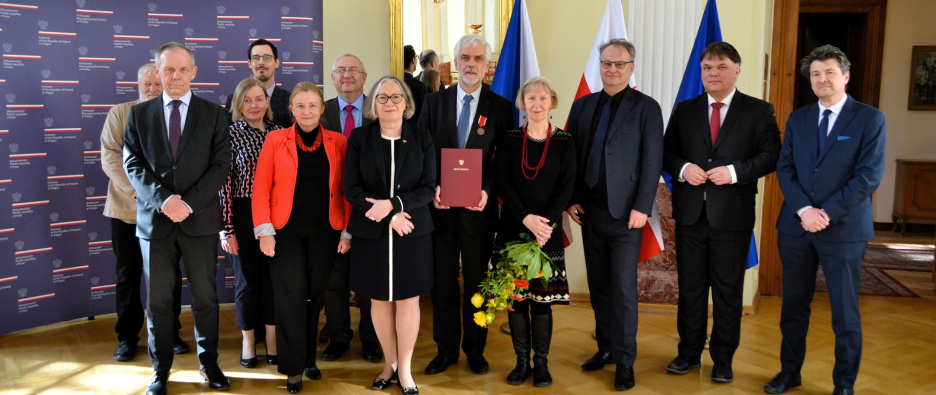 Wspólne zdjęcie. Dwanaście osób