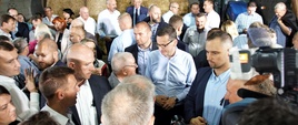 Premier Morawiecki podczas rozmowy z rolnikami