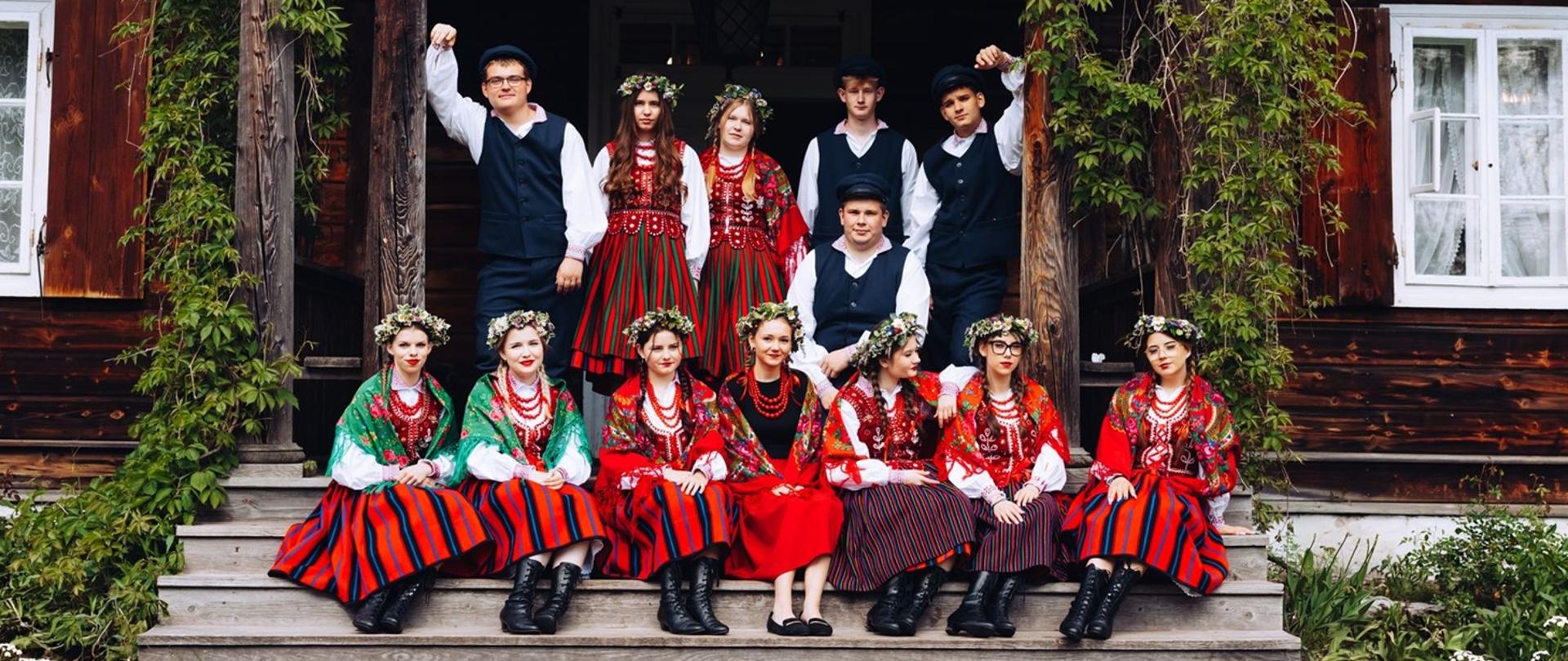 Młodzieżowy Zespół Sichowiacy podczas sesji fotograficznej w Tokarni