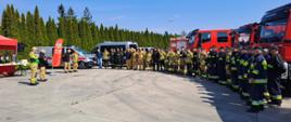 Dowódca przemawia do ćwiczących strażaków