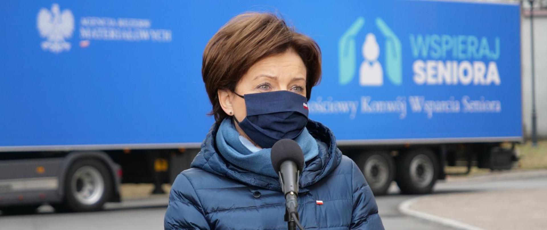 Pani minister przemawia w tle ciężarówka z darami