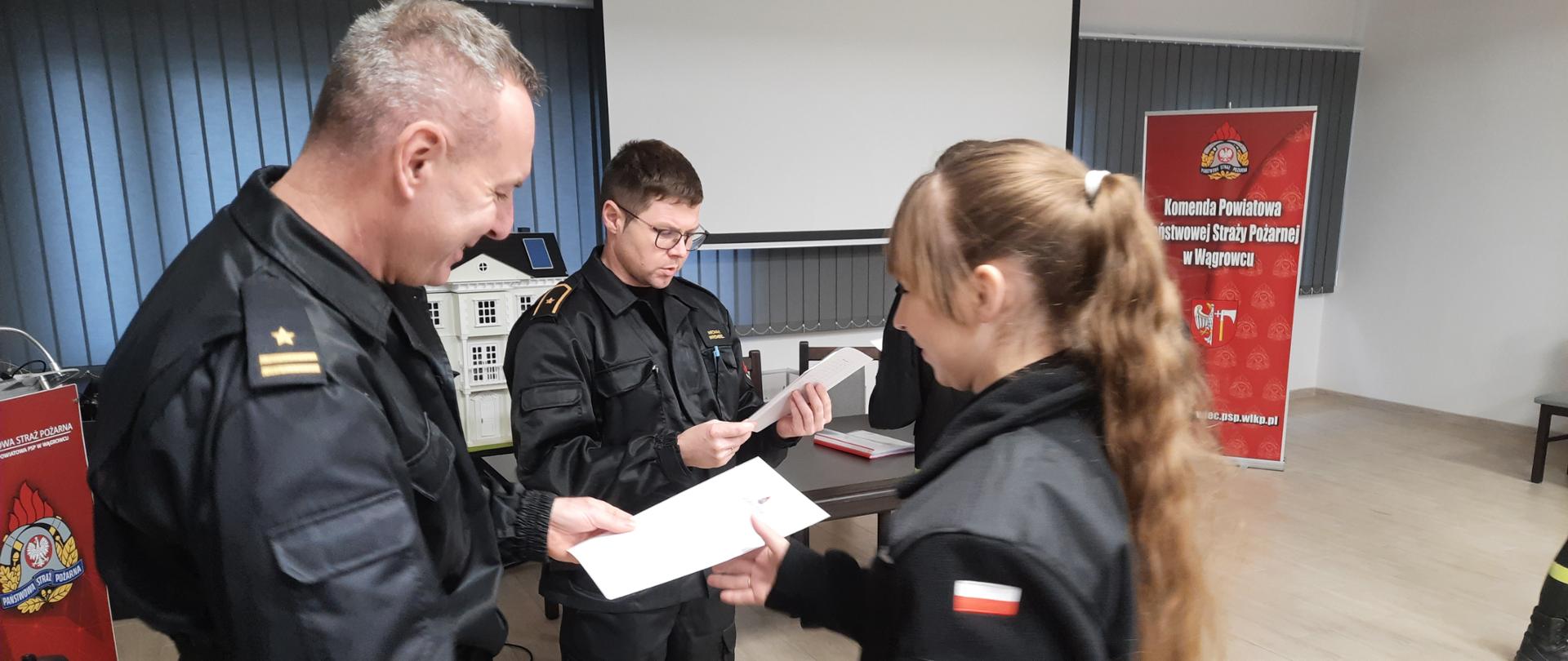 Na zdjęciu widać kierownictwo komendy oraz uczestników kursu 