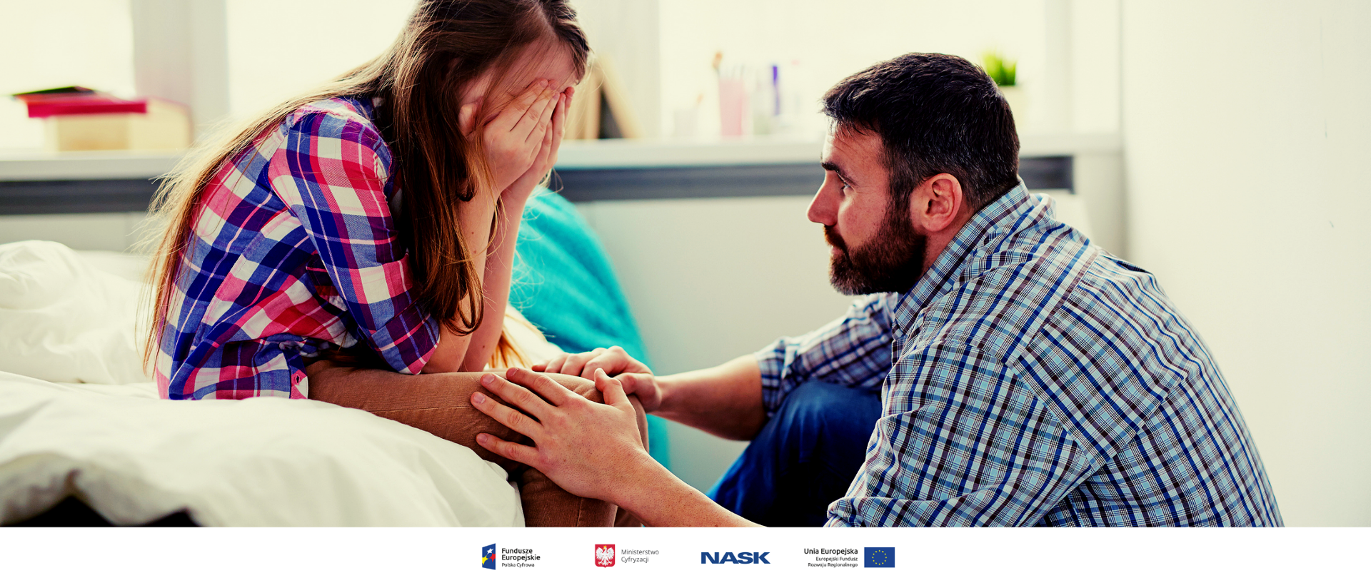 Płacząca nastolatka, pocieszający ją tata