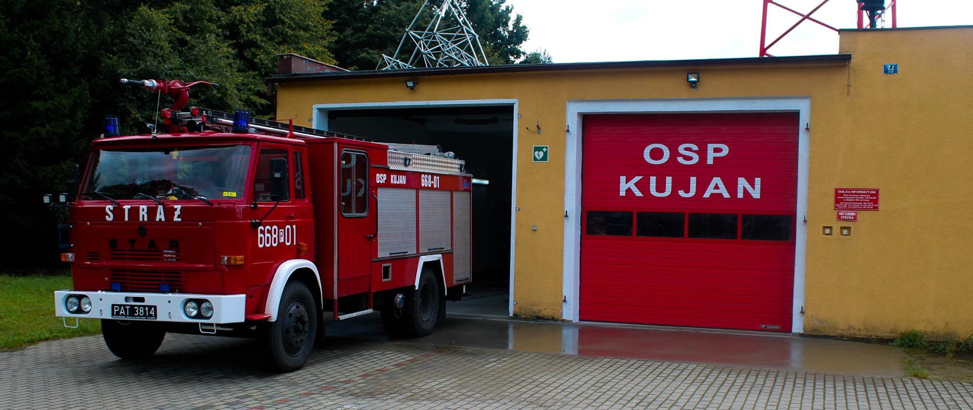 Widok remizy z pojazdem