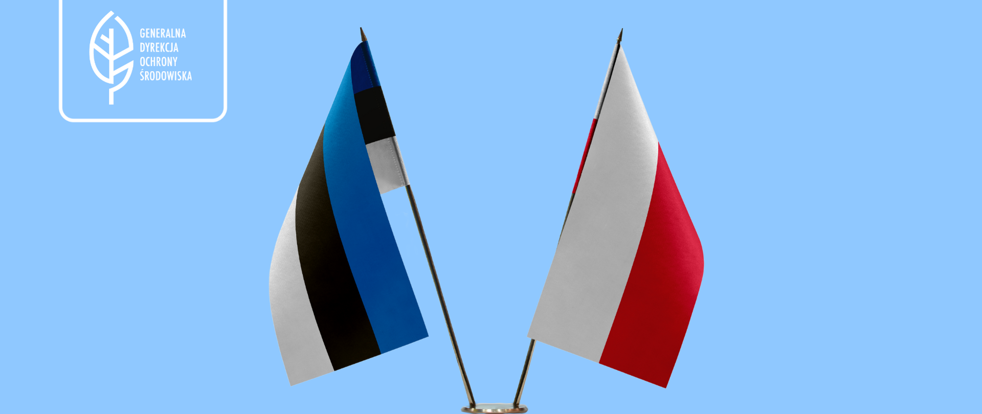 Na niebieskim tle stoją dwie flagi: Estonii i Polski. W lewym górnym rogu logo Generalnej Dyrekcji Ochrony Środowiska (biały liść). 