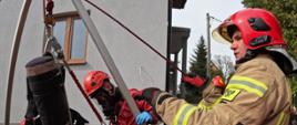 Działania ratownicze przy wydobywaniu poszkodowanej osoby ze studni