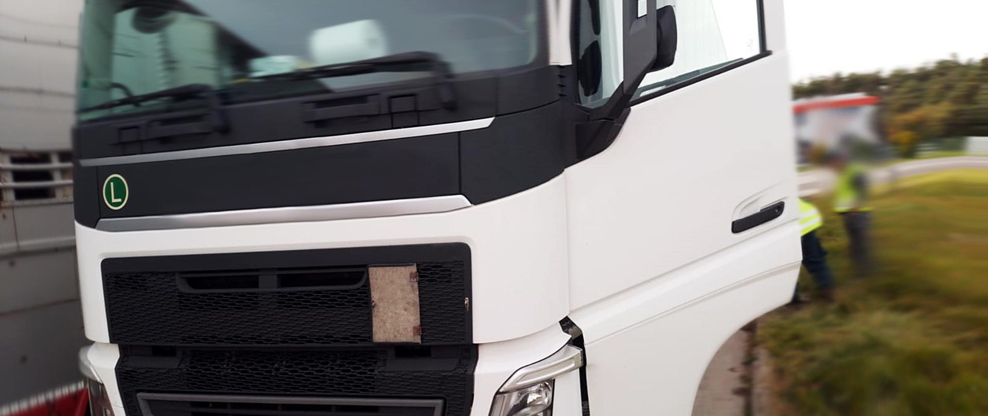 Pojazd ciężarowy zatrzymany do kontroli przez inspektorów z Wojewódzkiego Inspektoratu Transportu Drogowego w Lublinie
