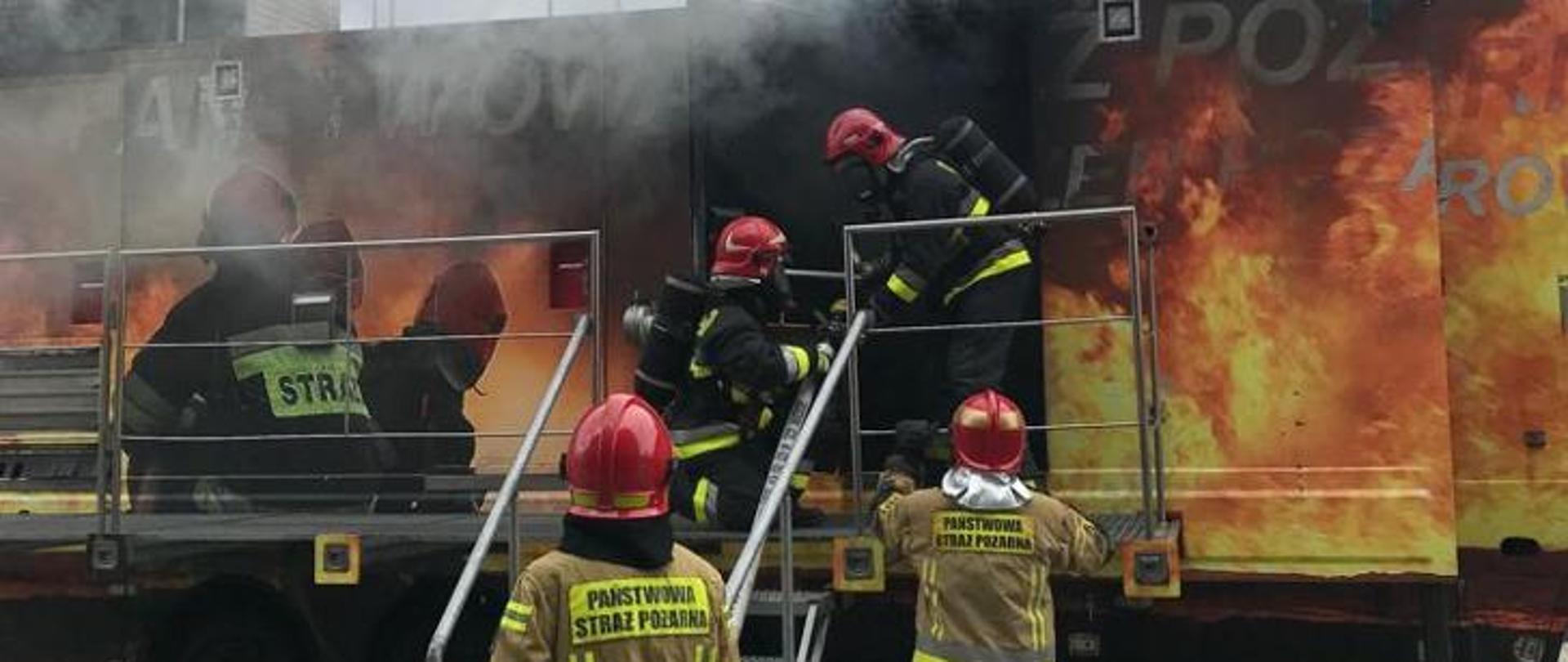 Ćwiczenia w trenażerze rozgorzeniowo-dymowym z technik gaszenia pożarów wewnętrznych