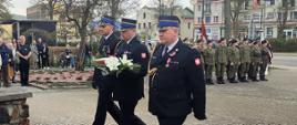 Komendant powiatowy Państwowej Straży Pożarnej w Ustrzykach Dolnych
mł. bryg. Emil Szmyd, składa kwiaty pod pomnikiem Żołnierza Polskiego.