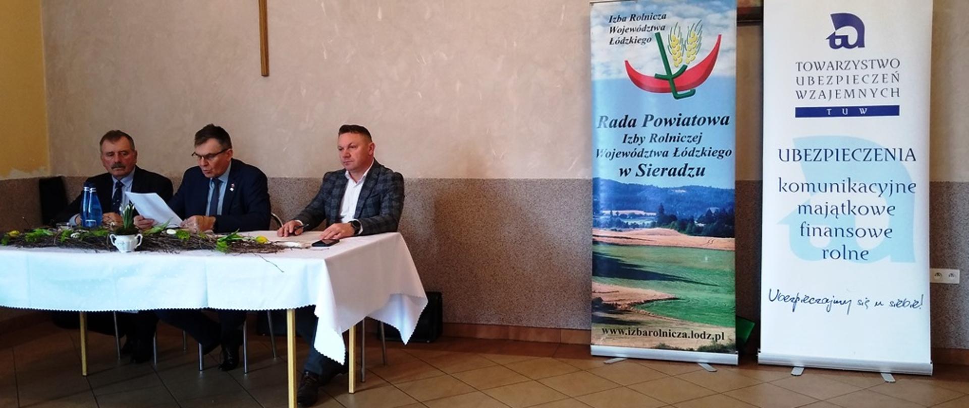 Od lewej Tadeusz Owczarek - delegat z Gminy Brzeźnio, Jan Kołodziejczyk - przewodniczący, Łukasz Przybyła - delegat 