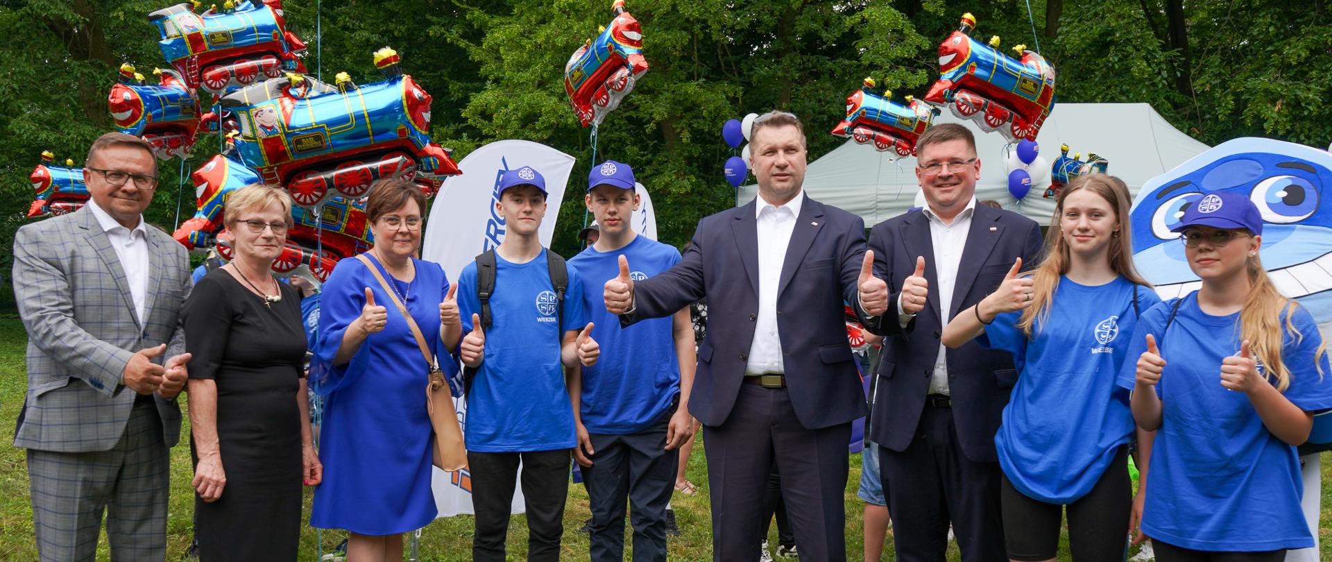 Zdjęcie z wizyty Ministra Edukacji i Nauki Przemysława Czarnka oraz Sekretarza Stanu w MEiN Tomasza Rzymkowskiego w Oporowie.