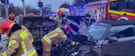 Strażacy z JRG 3 w trakcie działań przy kolizji trzech samochodów osobowych. 