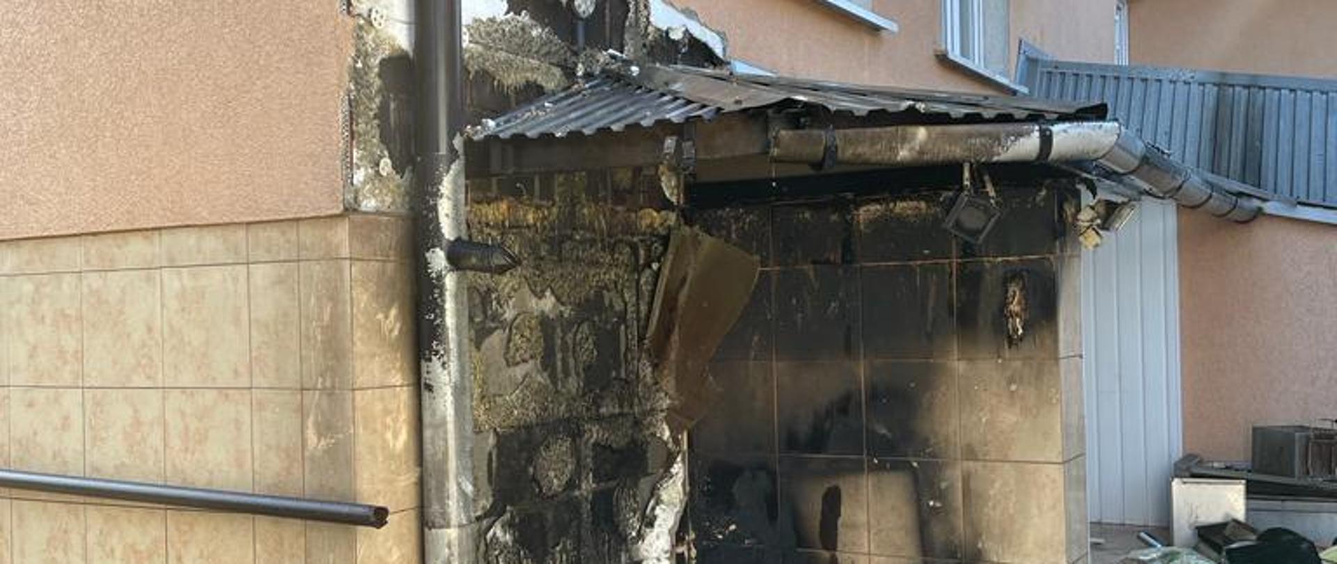 Spalone śmieci oraz elewacja budynku