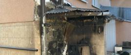 Pożar śmieci przy elewacji budynku