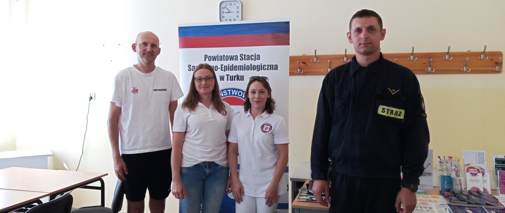 na zdjęciu przedstawciel PSP współnie z przedstawicielami innych służb