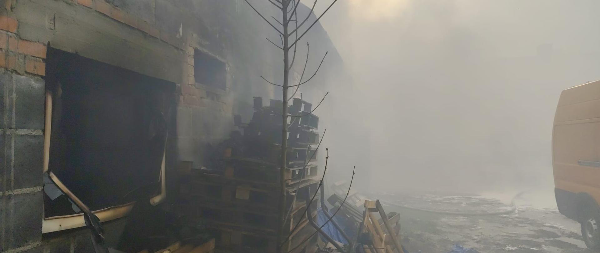 Jeden z budynków gospodarczych, który objęty był pożarem