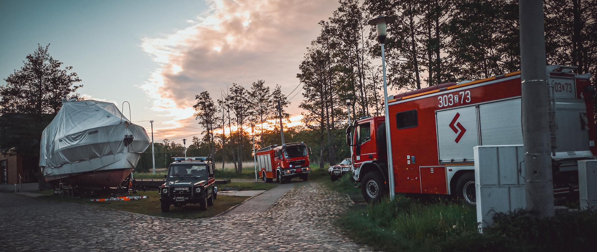 Pojazdy straży pożarnej znajdujące się przy slipie do wodowania łodzi