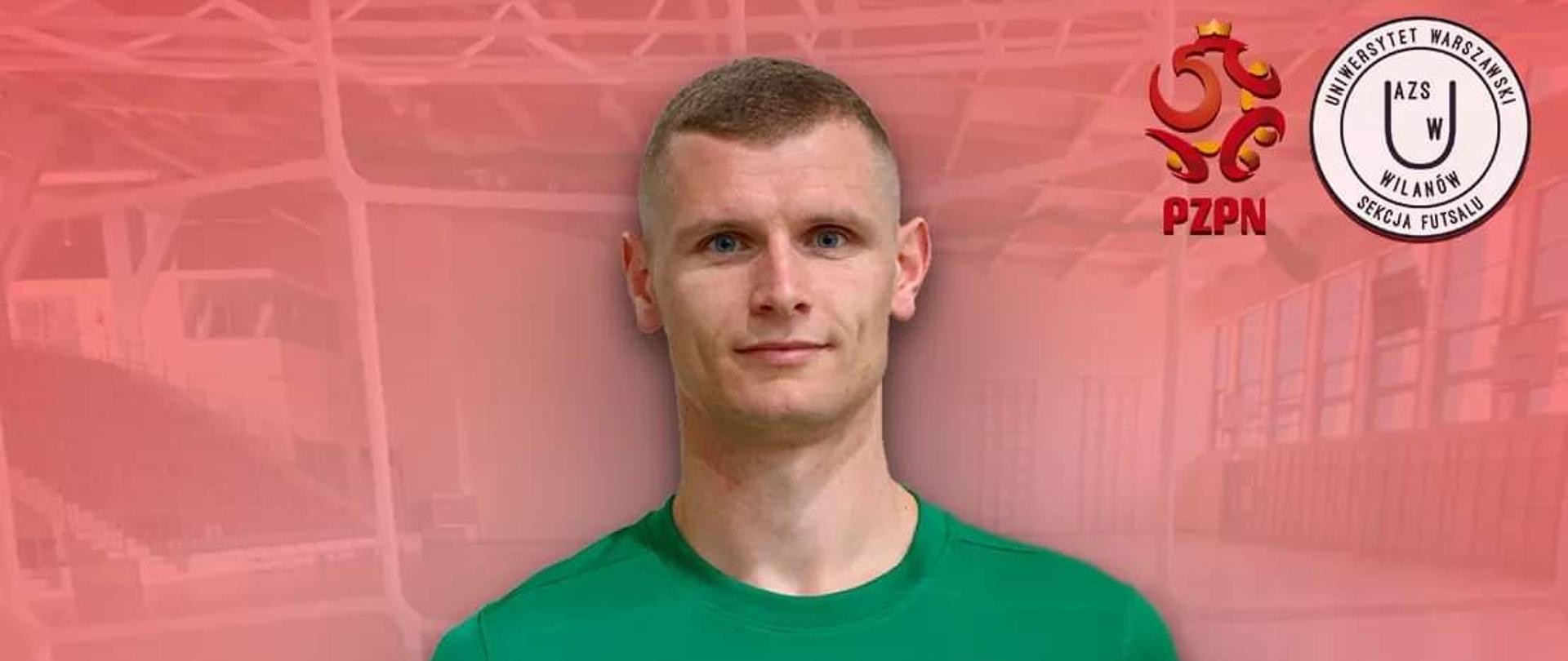 Zdjęcie przedstawia jedna osobę w koszulce sportowej koloru zielonego (klub AZS Uniwersytet Warszawski). Na górze zdjęcia napis Michał Kalus w Reprezentacji Polski.