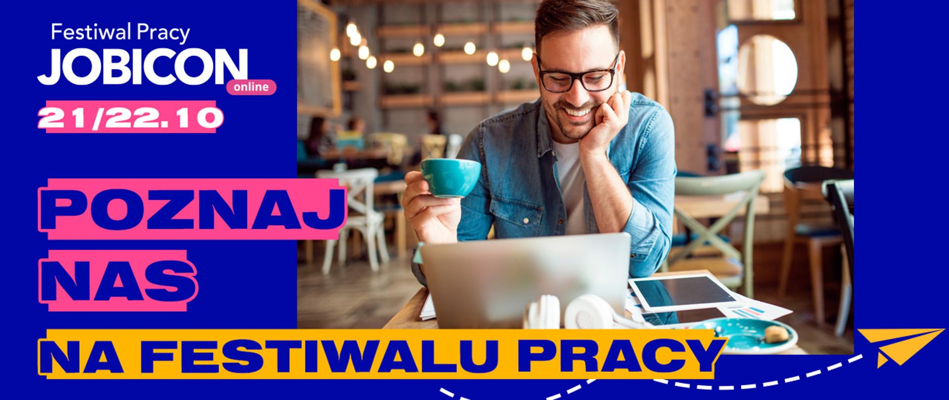 Młody uśmiechnięty mężczyzna w okularach trzyma filiżankę i patrzy się na ekran laptopa. Po lewej stronie napis Festiwal Pracy JOBICON online 21-22.20 Poznaj nas na festiwalu pracy 