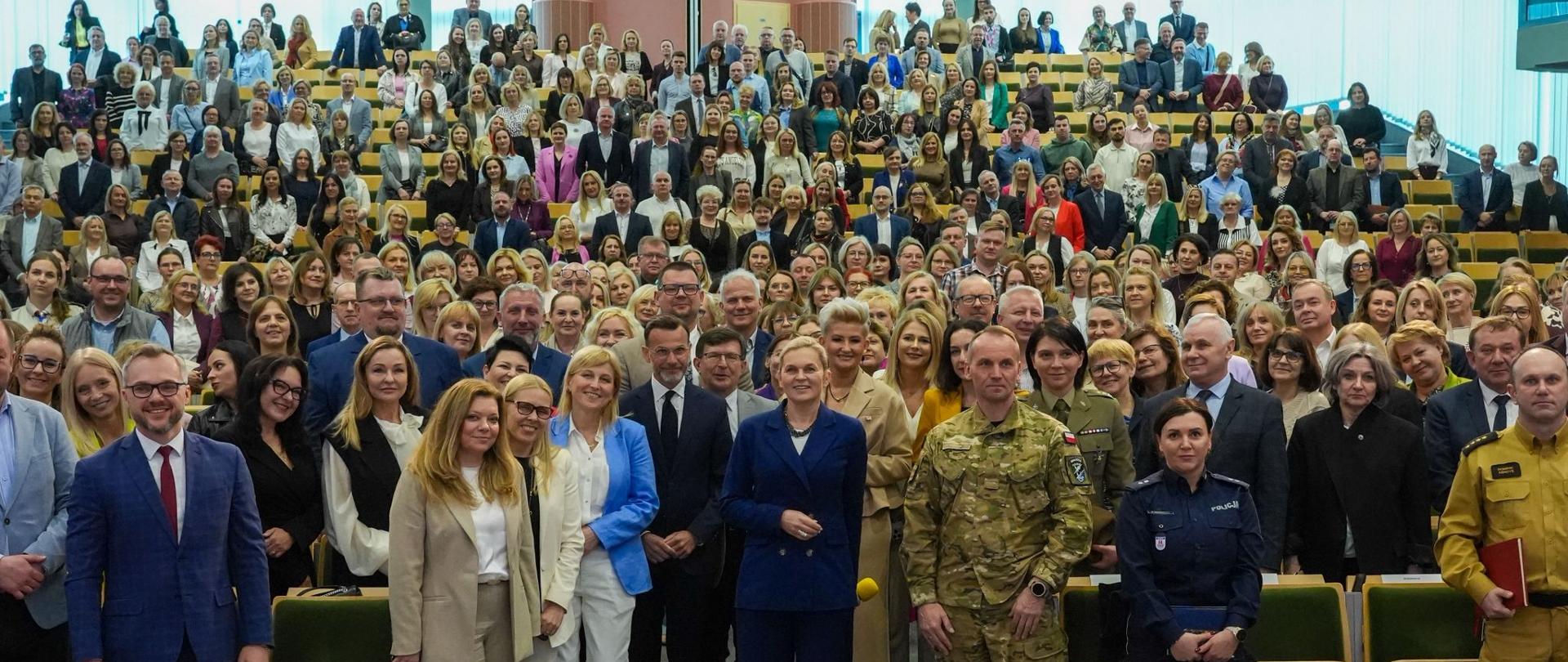 Na zdjęciu Minister Edukacji Barbara Nowacka wraz ze wszystkimi uczestnikami spotkania "Kierunek: Kompas Jutra". 