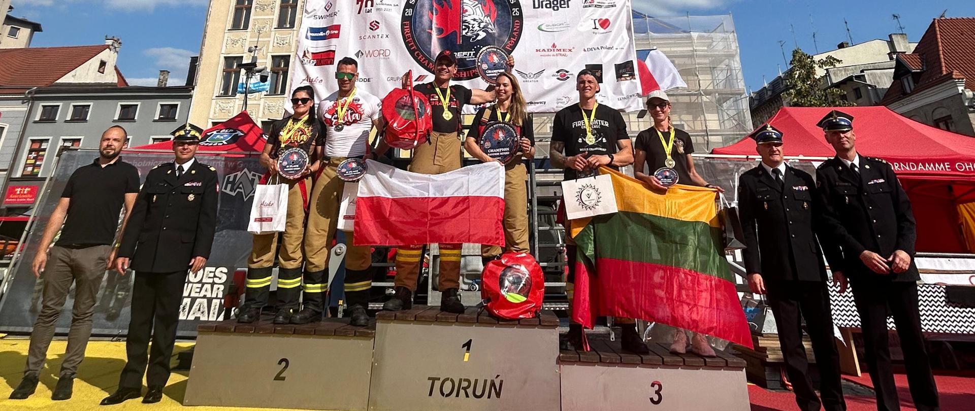 Strażacy podczas ceremonii wręczenia medali