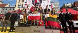 Strażacy podczas ceremonii wręczenia medali