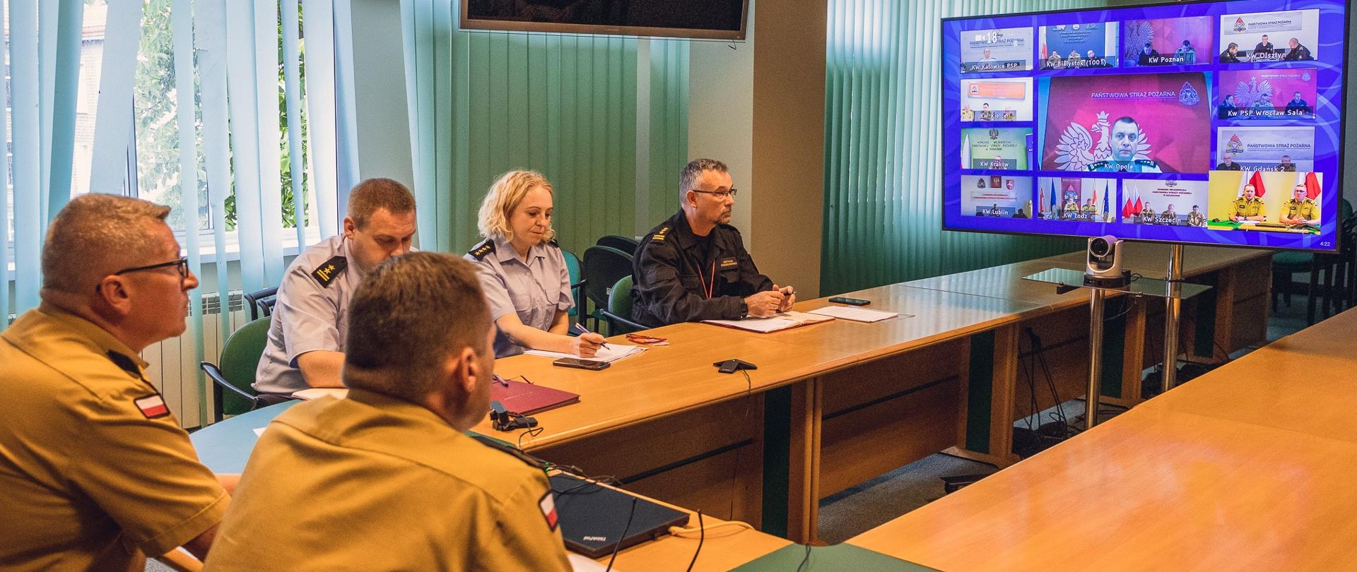 Zdjęcie przedstawia Wideokonferencję poświęconą realizacji programu #SzczepimySię z OSP 