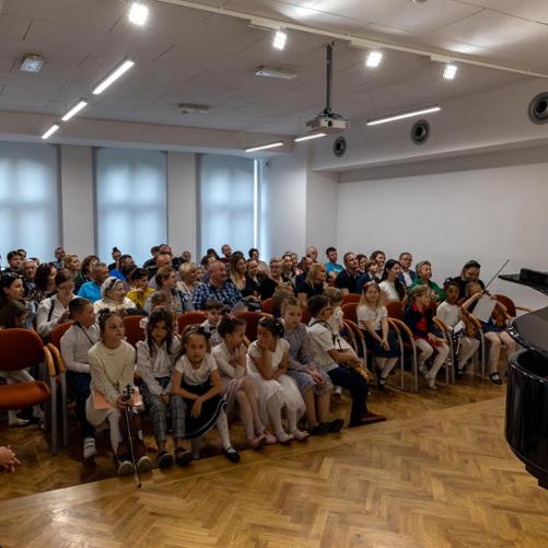 Koncerty klas pierwszych 2024. Przedkoncertowe zdjęcie publiczności.