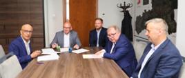 Podpisanie porozumienia z Gminą Pszczyna o współpracy w zakresie utrzymania cieków Dokawa i Stara Dokawa
Źródło: Dariusz Skrobol: https://www.facebook.com/Burmistrz.Dariusz.Skrobol