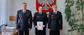Zdjęcie przedstawia komendanta powiatowego PSP w Kole, naczelnik wydziału i zastępcę naczelnika wydziału podczas mianowania na wyższe stanowisko służbowe.
