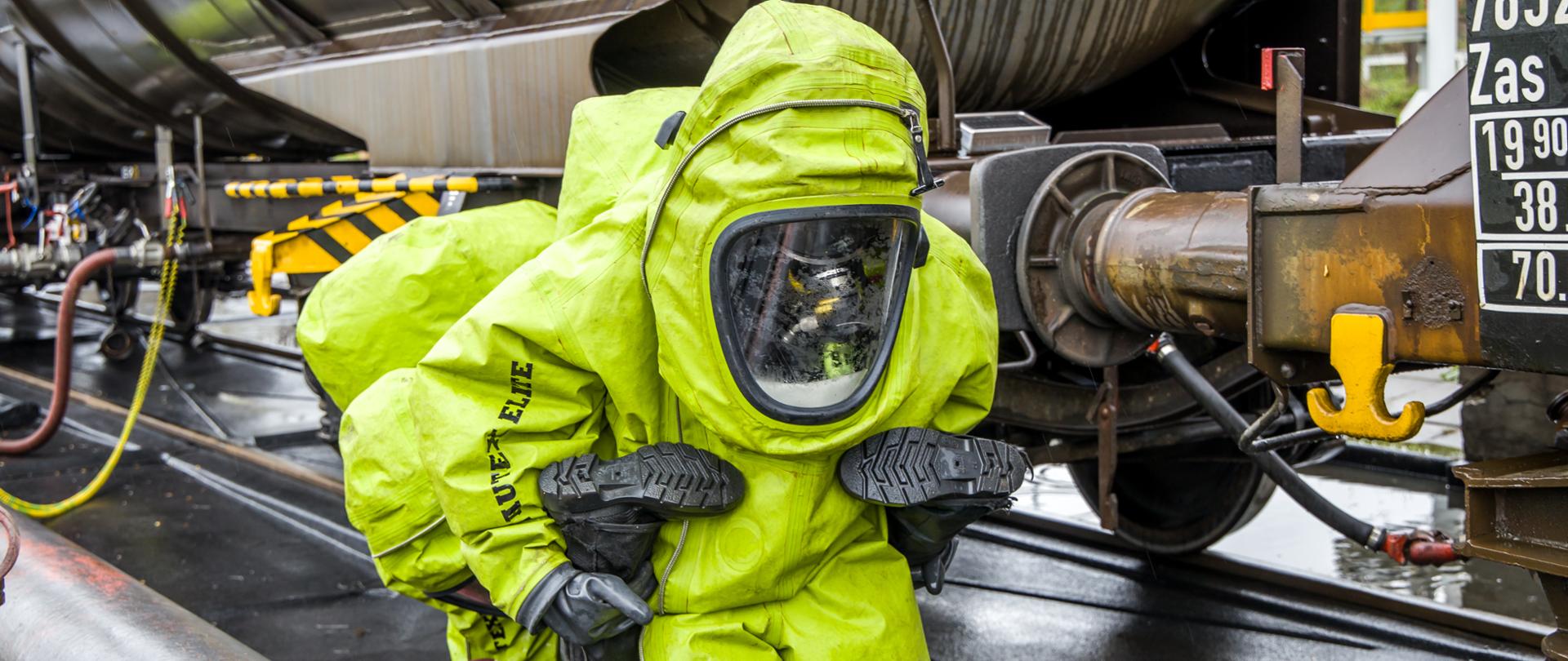 Ewakuacja poszkodowanego pracownika ze strefy niebezpiecznej. 