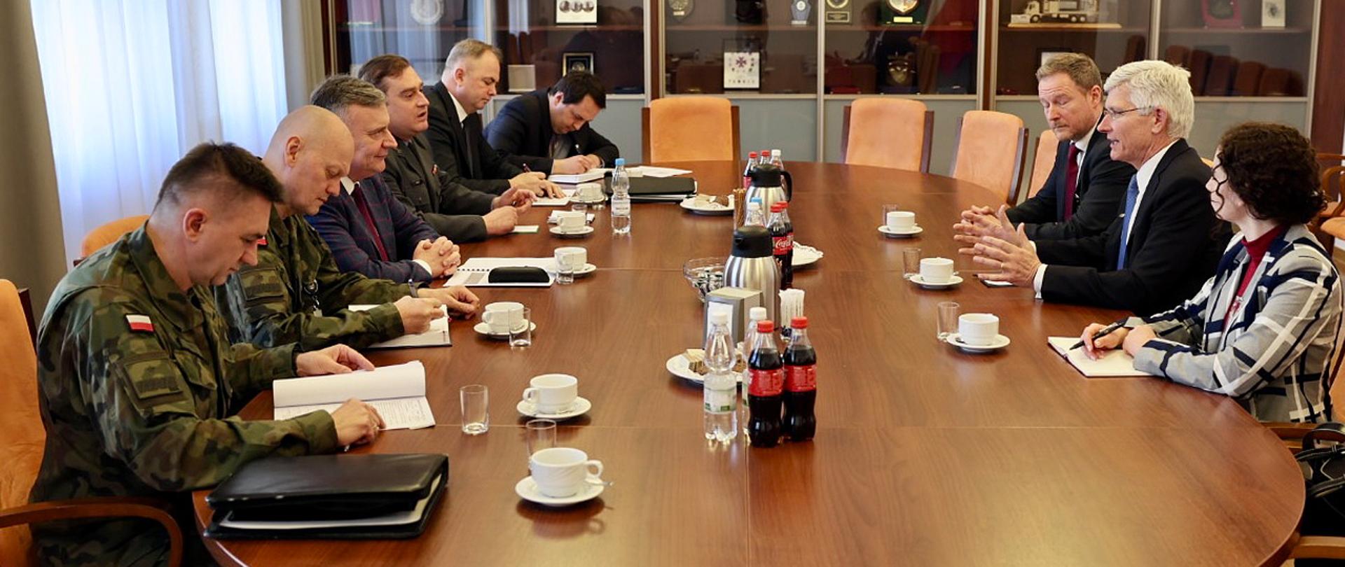 19 marca 2025 r. w Ministerstwie Obrony Narodowej wiceminister Paweł Bejda spotkał się z wiceprezesem firmy Northrop Grumman, p. Stephenem O'Bryanem odpowiedzialnym za sprawy globalne i rozwój biznesu.
